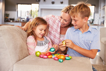 Obraz na płótnie Canvas Mother celebrating Easter at home with kids