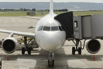 avion &agrave; l'a&eacute;roport en attente d'embarquement