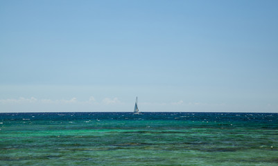 Obraz premium Boat in the blue sea