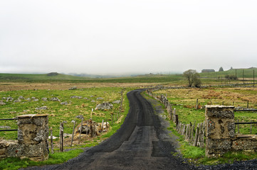 route en aubrac avec brume