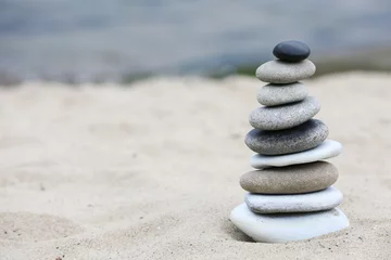 Tuinposter Stenen in het zand Zen stenen balans spa op het strand