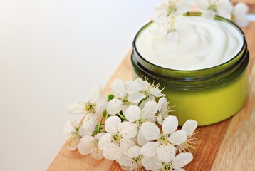 Obraz na płótnie Canvas skincare white cream with natural fresh summer flowers