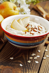 Oatmeal with pear and almonds