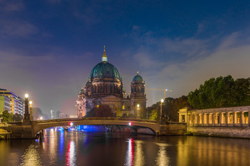 Berliner Dom und Spree bei Nacht, Berlin