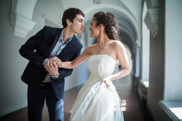 Naklejka premium Happy couple playfully goes down a long corridor