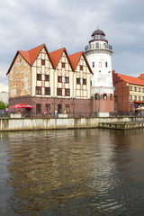 Fototapeta na wymiar Маяк и здания в голландском стиле на берегу реки в Калининграде.