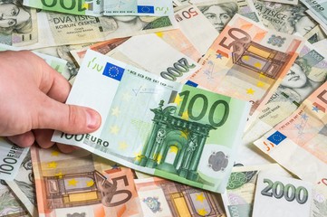 Obraz na płótnie Canvas Hand holding 100 euro banknotes