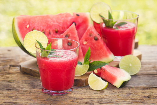 Cold watermelon smoothies with lime and mint