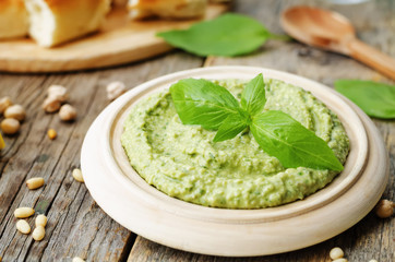 Basil pesto hummus