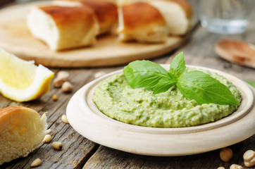 Basil pesto hummus