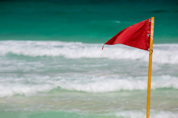 Rote Flagge am Strand
