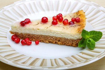 Cheesecake with berries and mint