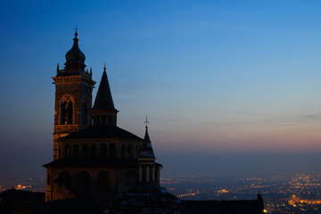 Obraz premium Bergamo città alta, di notte, panorama bergamo piazza, fontana 