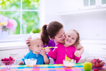 Obraz na płótnie Canvas Mother and children having breakfast