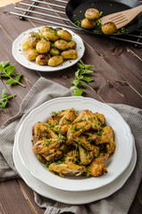 Roasted chicken wings with new potato