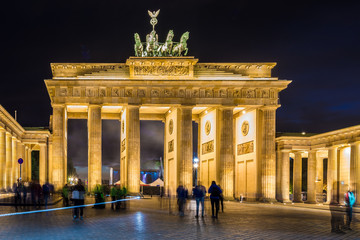 Obraz premium Brama Brandenburska w Berlinie w nocy