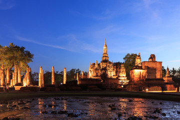 Fototapeta premium Wat Maha That at twilight, Shukhothai Historical Park, Thailand