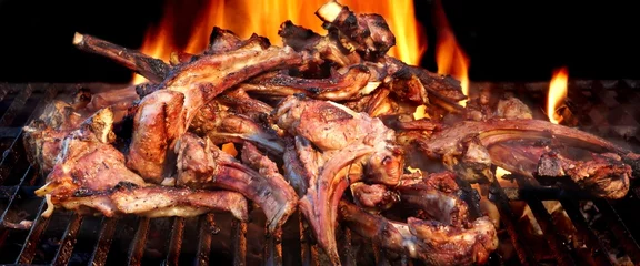 Crédence de cuisine en verre imprimé Grill / Barbecue Racks Of Lamb On The Hot Flaming BBQ Grill