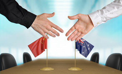China and Australia diplomats agreeing on a deal