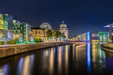 Berliner Regierungsviertel bei Nacht