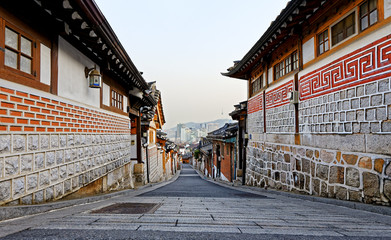 Obraz premium Bukchon Hanok historic district in Seoul at sunset