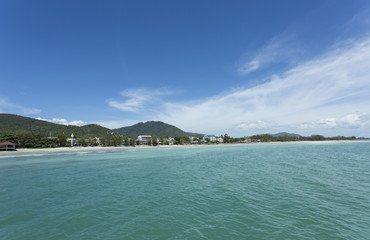 Obraz premium View of an island as seen from the sea on a bright sunny day