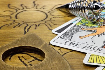 Tarotkarte THE SUN mit Pendel auf Ouija