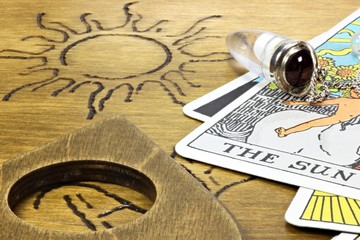 Tarotkarte THE SUN mit Pendel auf Ouija