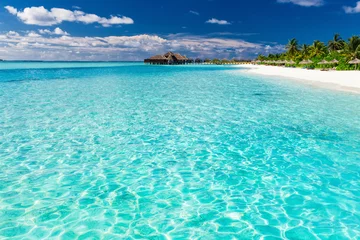 Crédence de cuisine en verre imprimé Bora Bora, Polynésie française Plage tropicale aux Maldives avec palmiers et sable blanc