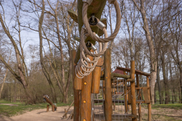 Auf dem Spielplatz im Park