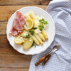 Asparagus with ham, hollandaise sauce and potatoes 