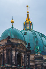 Kuppel des Berliner Doms an einem Regentag