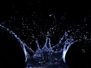 Crédence de cuisine en verre imprimé Eau gouttes brillantes d& 39 eau transparente sur fond noir
