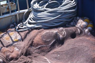 redes de pesca en un barco