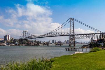 Ponte pênsil antiga de metal