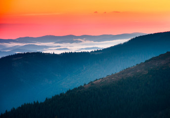 Obrazy na Szkle  Piękny mglisty poranek w górach.