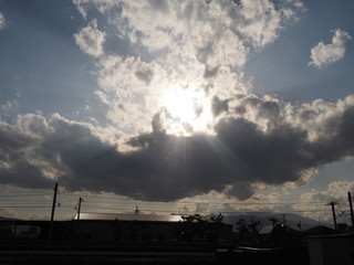 Fototapeta na wymiar 雲に隠れた太陽から漏れる日光