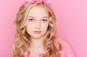 Naklejka premium Princess girl posing in room over pink