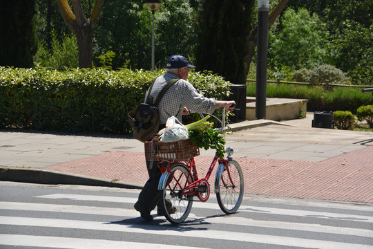 Fototapeta hombre mayor empujando una bicicleta