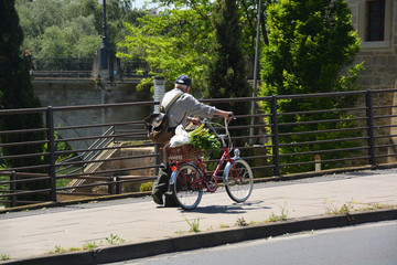 Naklejka premium hombre mayor empujando una bicicleta