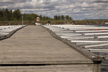 Obraz premium A pier from a low perspective with a cloud filled sky