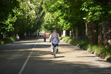 ciclista circulando por el parque de fuentes blancas