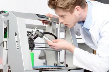 Obraz premium Scientist working with three-dimensional printer