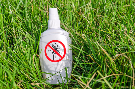 Anti-M&uuml;cken Spray liegt im Gras