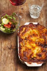 Hausgemachte Lasagne auf rustikalen Holz