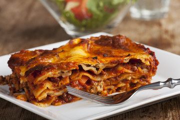Hausgemachte Lasagne auf rustikalen Holz
