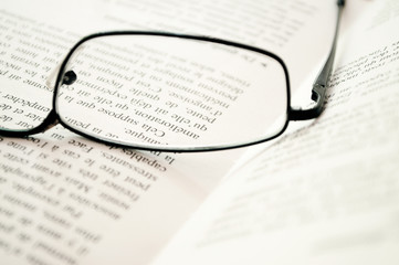 lunettes de vue posées sur un livre ouvert
