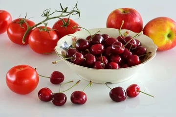 Foto auf Acrylglas Kirschen, Äpfel und Tomaten © kokandkok