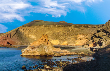 Fototapeta na wymiar black beach at village of el Golfo with old volcano