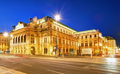  Vienna  's State Opera House at night, Austria